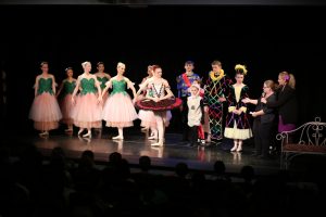 Kay Pettitt explaining costume design to school children at SJDT's performance of The Nutcracker at The Montalvo Arts Center, 2015.